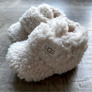 Uggs baby BIXBEE booties in cream. Size 0/1 - XS. 0-6 months.